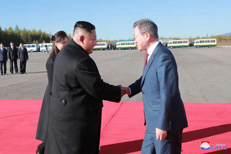 President Moon Jae In and His Party Arrive at Samjiyon–Supreme Leader Kim Jong Un Greets President Moon Jae In at Samjiyon Airport