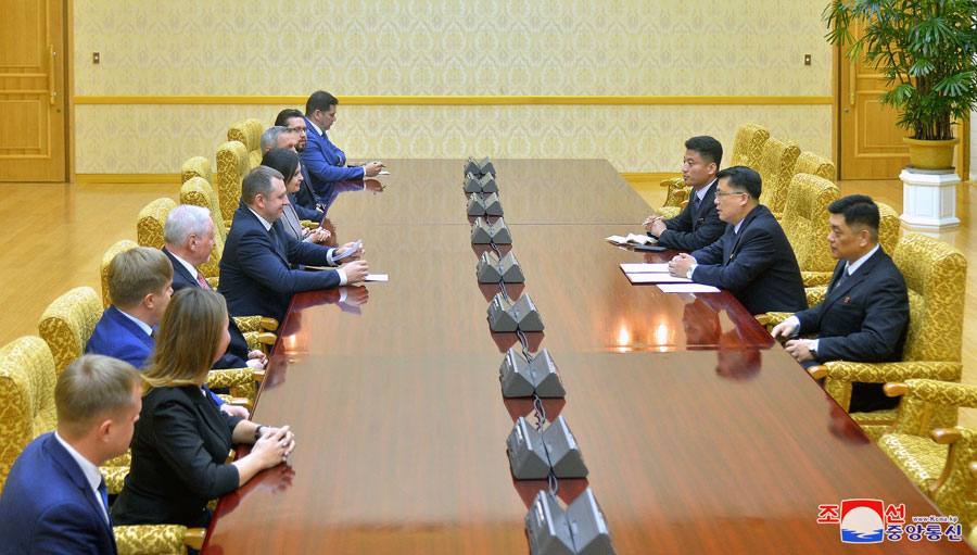 Chairman of C.C., Youth League Meets Russian Delegation