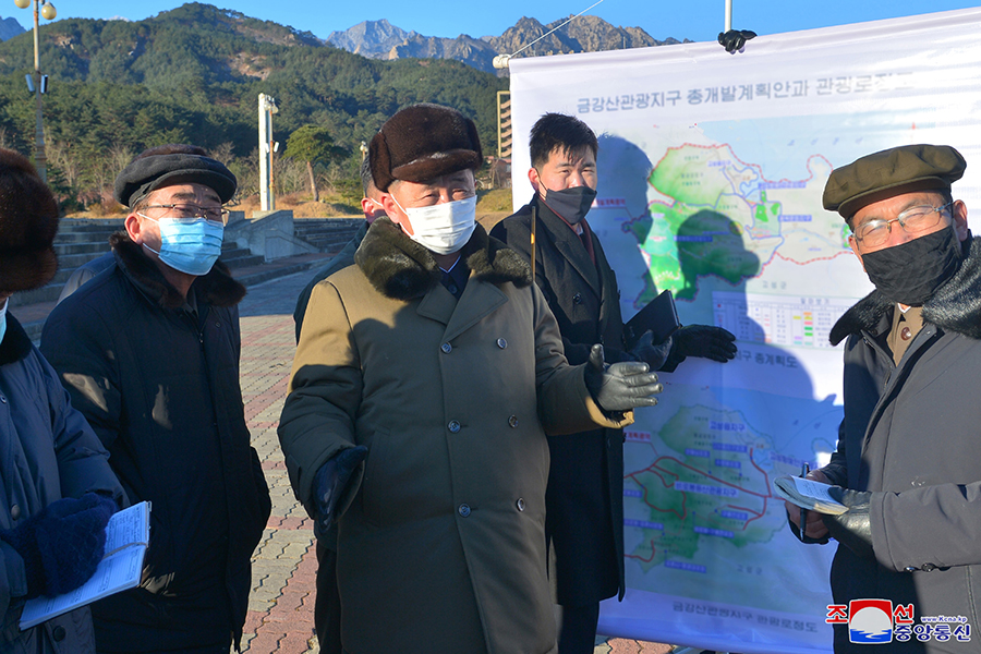Kim Tok Hun Learns about Development of Mt Kumgang Tourist Area