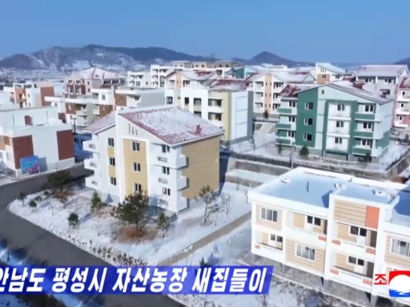 Video: Agricultural Workers Move Into New Homes at the Jasan Farm in Pyongsong City